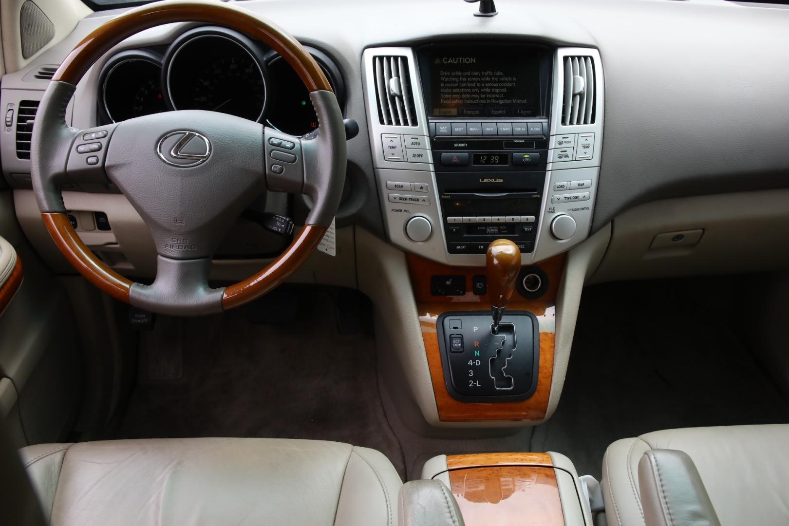 2007 WHITE LEXUS RX 350 FWD (2T2GK31U77C) with an 3.5L V6 DOHC 24V engine, 5-SPEED AUTOMATIC transmission, located at 420 E. Kingsbury St., Seguin, TX, 78155, (830) 401-0495, 29.581060, -97.961647 - Photo#12